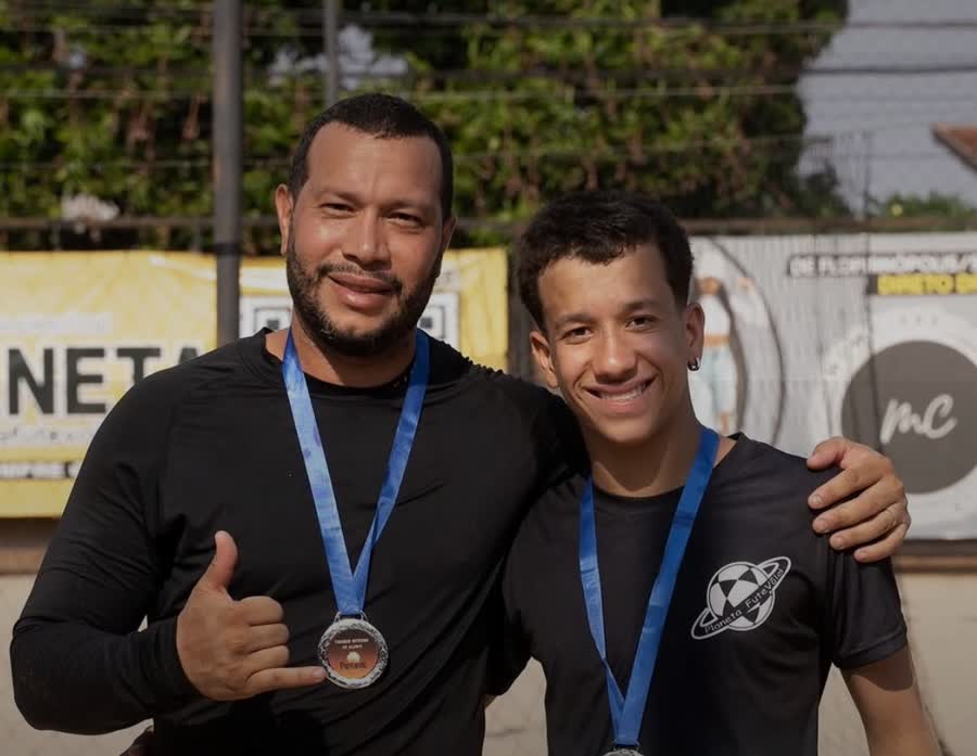 Pai e filho com medalhas do torneio interno