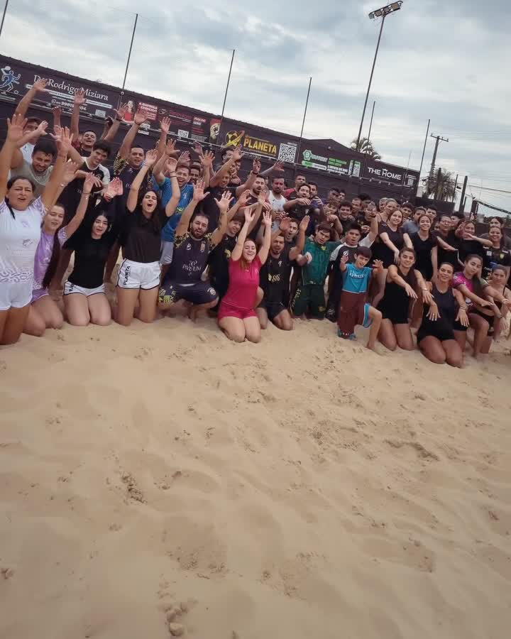 Alunos reunidos na areia depois do torneio interno de futevôlei