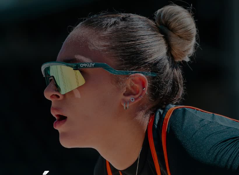 Atleta de vôlei de praia concentrada, de óculos esportivos